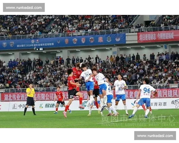 激情四溢的赛场上，呐喊声与歌声交织共振，激励我们不断追求胜利与荣光