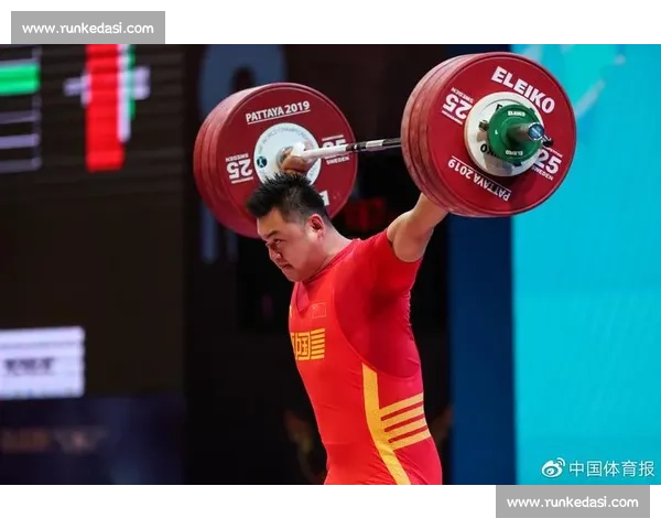 举重运动员勇创历史最高纪录震撼世界体育舞台