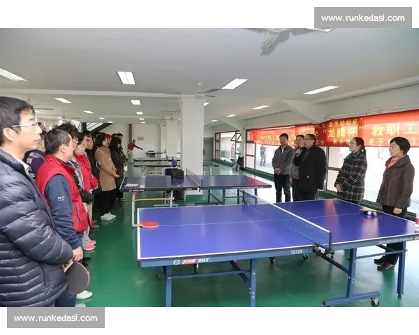 游泳比赛激烈角逐拼尽全力勇争第一，谁能拔得头筹突破极限争锋全场